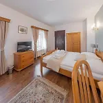 Salamander - Garni Hotel 3*
